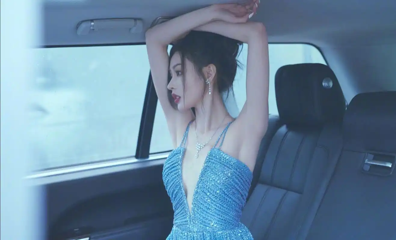 张天爱穿深v秀火辣身材,卷到九十斤还不满意