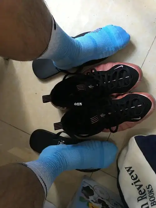 喷泡好闷精英篮球袜湿透了