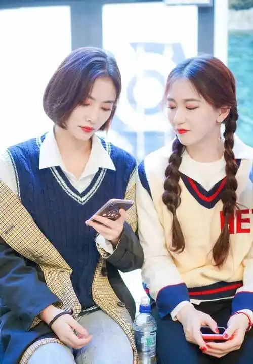 此后,许佳琪和吴哲晗拍了合照,面对着镜头两人露出了甜笑,吴哲晗还比