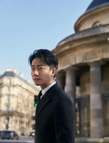 秀场精彩纷呈回溯复古风潮 黄轩巴黎之行完美收官 - 海报新闻