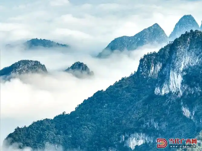 组图凤山云雾缭绕峰丛美