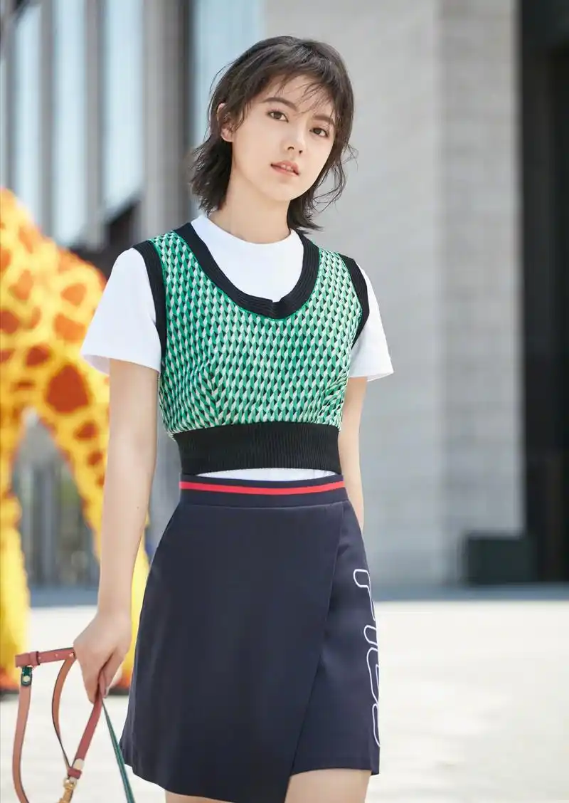 16岁《少年派》赵今麦和17岁张子枫,年龄相差1岁,风格大不相同