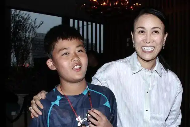 那英儿子几岁哪一年出生(那英高峰儿子个人资料)