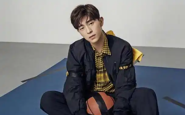 背景不输韩雪,娱乐圈又一明星身世被曝光,难怪他这么火,他就是邓伦,说