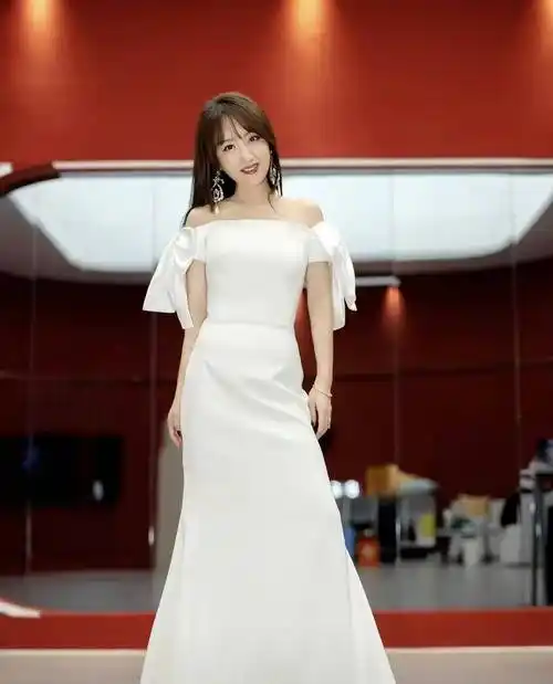 曾经的金童玉女,杨钰莹浪姐翻红,53岁毛宁染蓝发嘴歪_时候_蓝色_网友