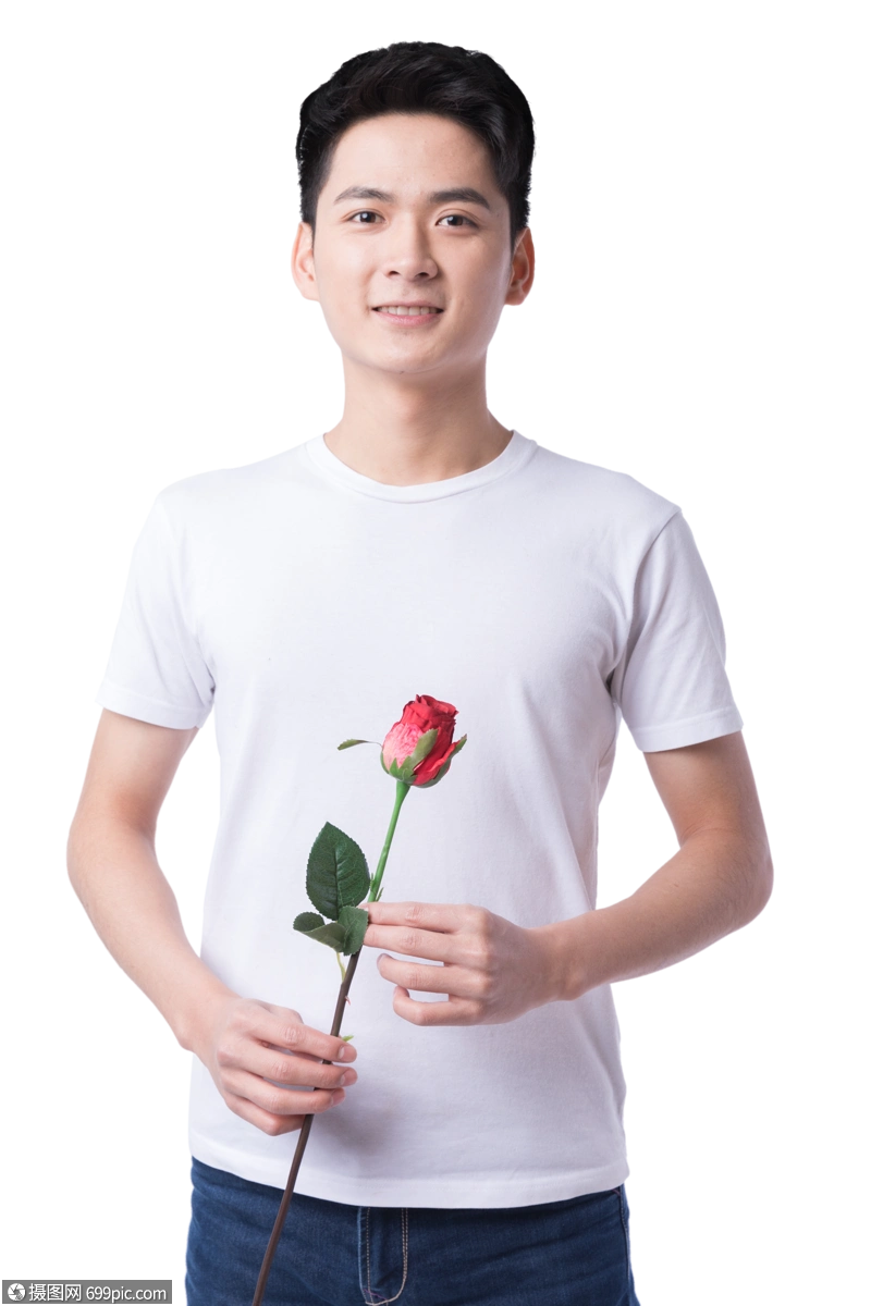 拿着玫瑰花帅气男生