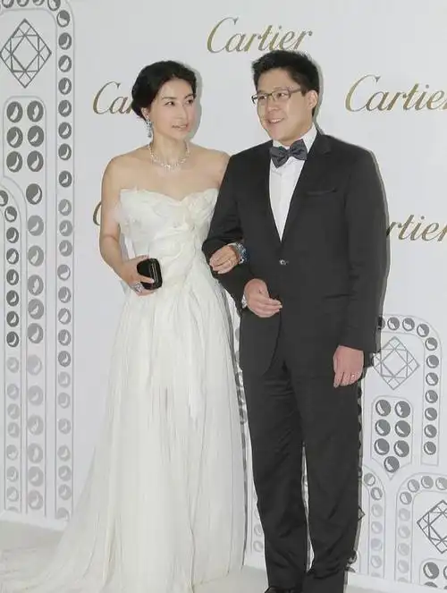 霍启刚夫妇参与婚礼被偶遇,郭晶晶脸蛋圆润气色好!