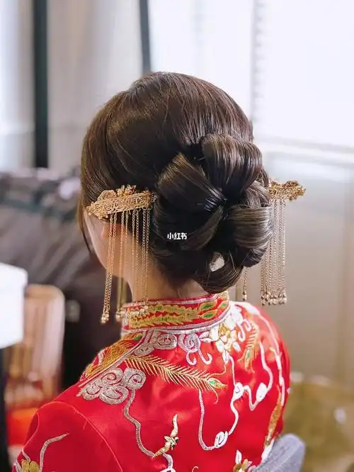 中式秀禾发型简约头饰点缀