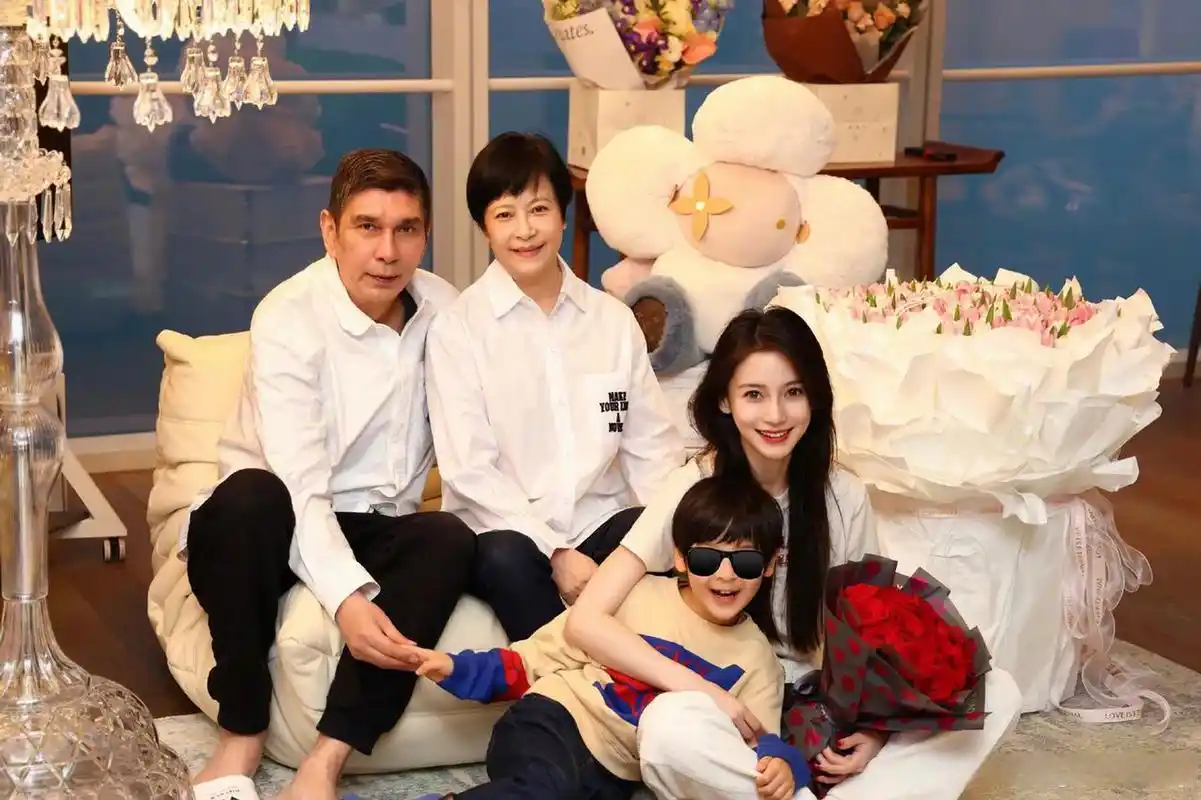 angelababy杨颖晒生日与父母,儿子小海绵合照!