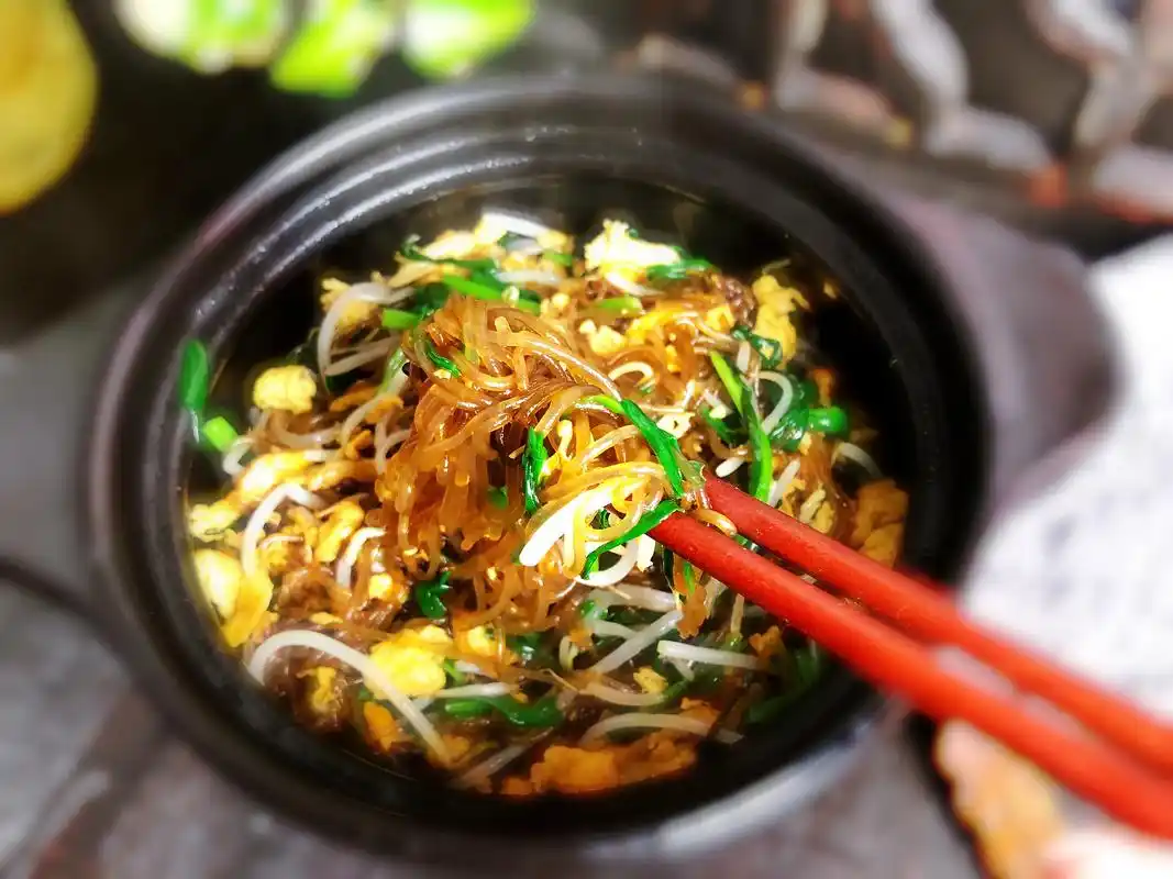 这道炒合菜咸鲜可口,没肉一样香,女儿午餐只吃它,连米饭都省了