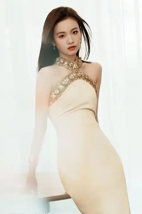 李庚希,一袭白色长裙,尽显端庄气质