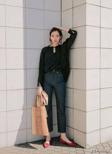 普通的牛仔裤穿出时尚感,是讲究搭配技巧的!3种穿法轻松变时髦