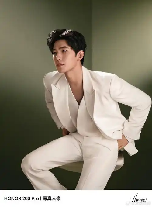 今天杨洋新发的照片又带有荣耀待发布新机荣耀200系列的水印,很大几率