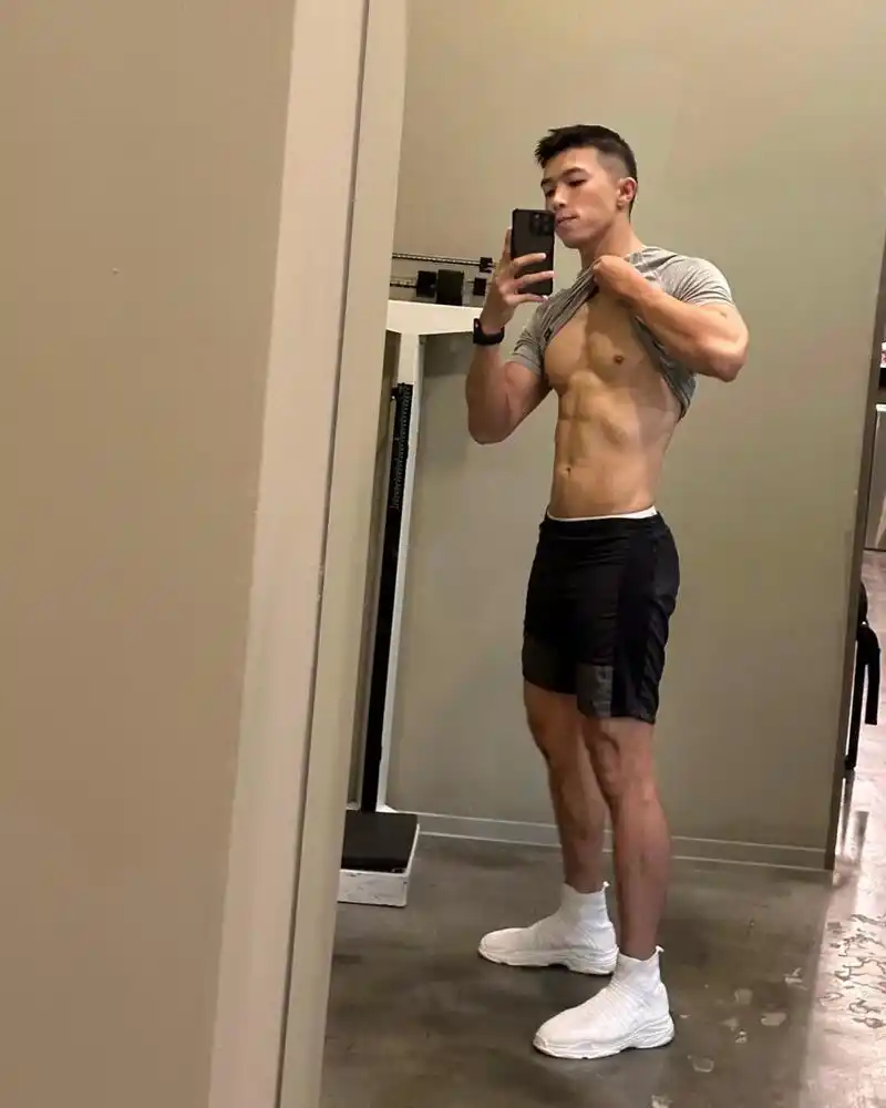 肌肉帅哥健完身自拍几张##肌肉型男