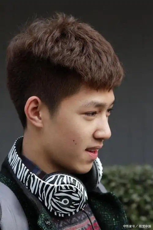 纹理烫是一种适合中长发男生的发型,通过烫发技术使头发呈现出自然的