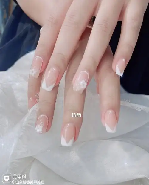 裸色夏天上班族简约花朵指韵美甲美甲图片