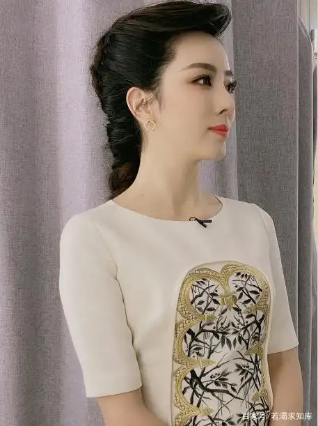 新发型看起来像一位著名的歌手和一位女士