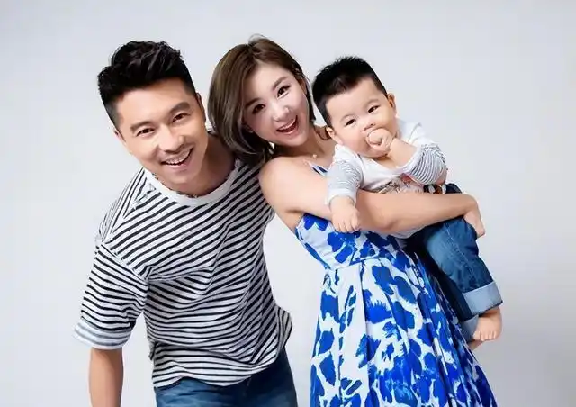 演员李小萌与闺蜜家中喝酒穿深v裙秀锁骨戴浴帽搞怪太兴奋