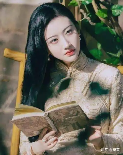 赵露思,倪妮,关晓彤,刘浩存,刘嘉玲,周冬雨,欧阳娜娜,等严格来说,旗袍