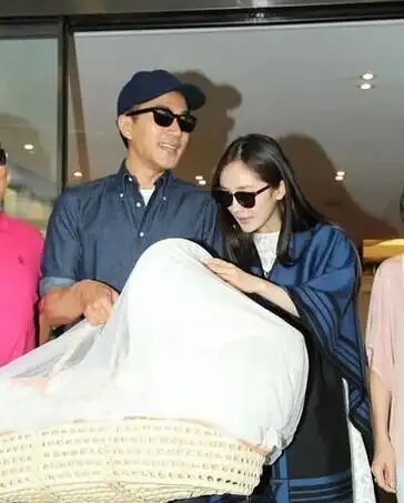 杨幂跨年夜唱爱的供养小糯米或将首亮相