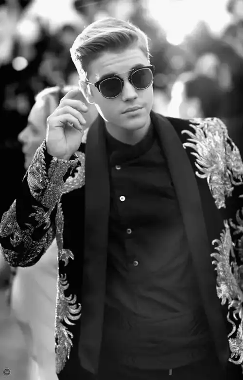 求贾斯汀比伯身穿龙袍这张黑白图片的彩色高清大图.