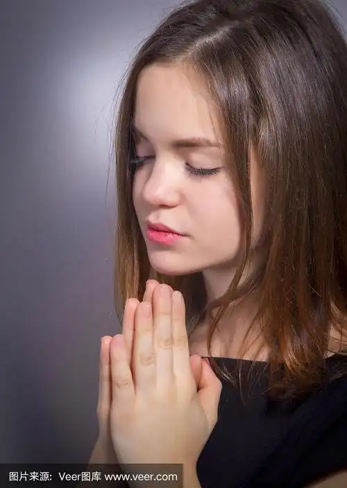 美丽女孩祈祷的肖像