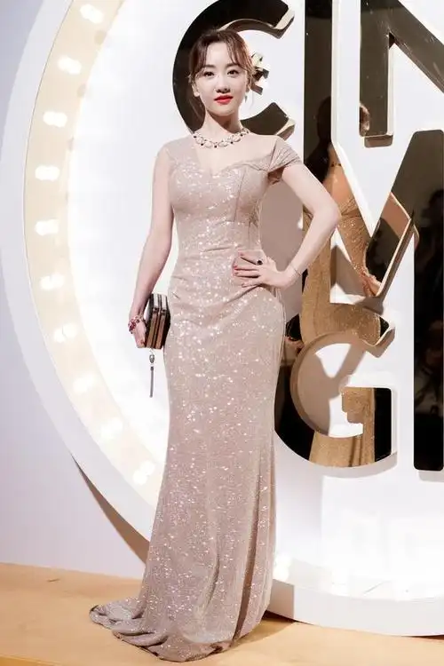 杨蓉太大胆薄纱连衣裙大秀事业线超有凹凸感真是让人心动