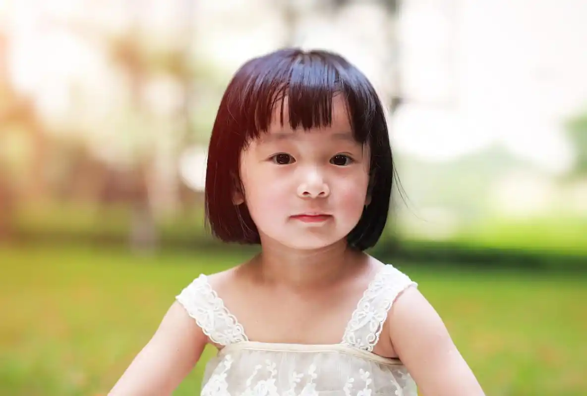 小女孩短发造型百变,齐肩,波纹短卷发都可爱到炸裂!