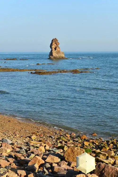 夕阳下的石老人海滨