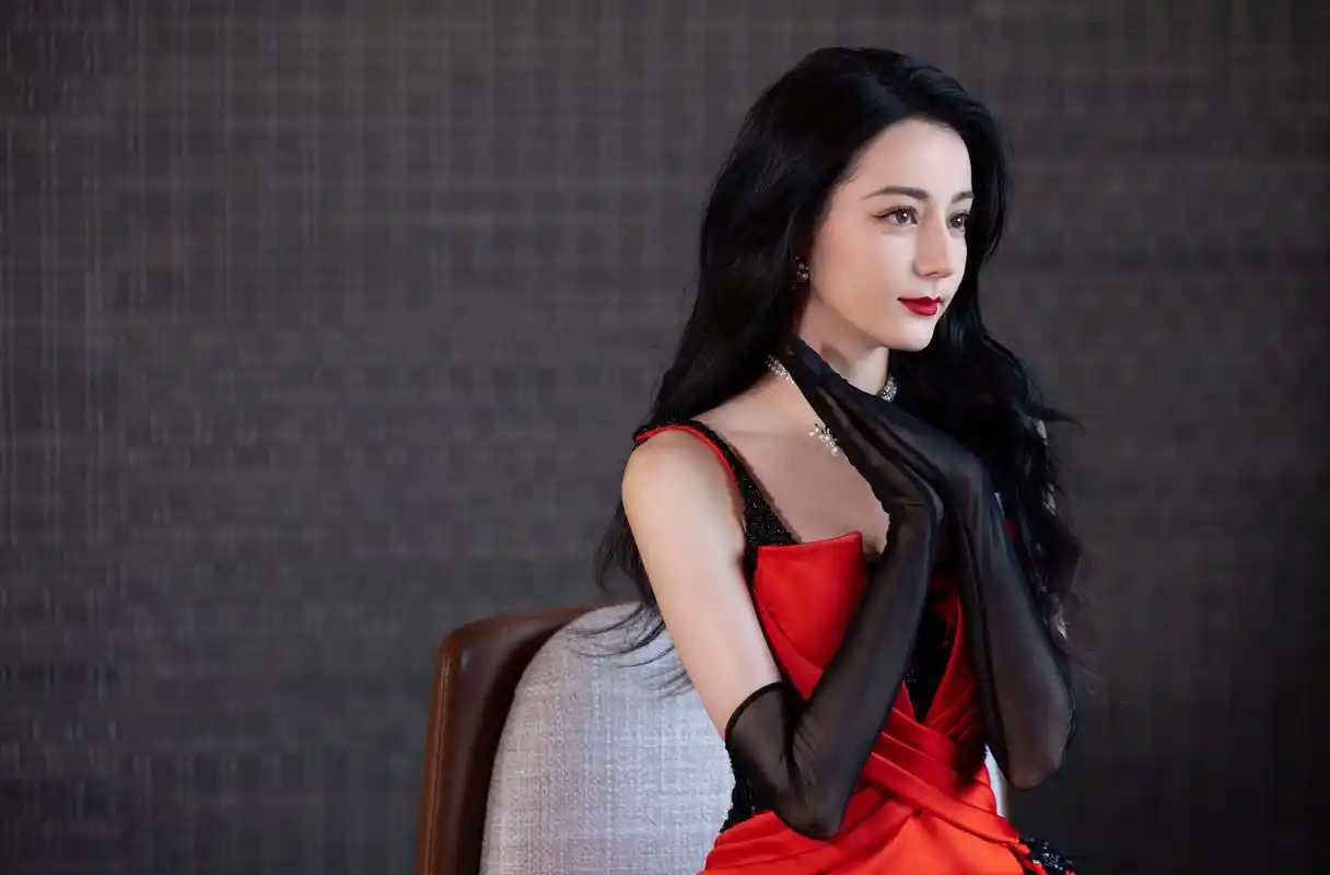 迪丽热巴出任dior全球彩妆及香氛代言人  不到一年的合作时间 ,包袋 &