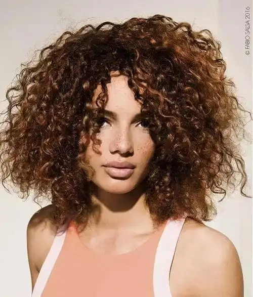 上图这个是小卷的效果 分分钟变成爆炸头哈哈 现在大部分都是烫大卷的