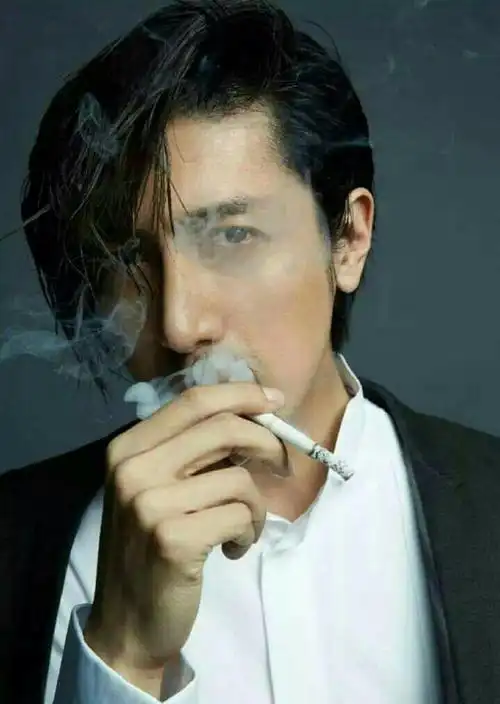 盘点男星抽烟的模样,最帅的不是张国荣而是他!|张国荣|模样|吸烟_新浪