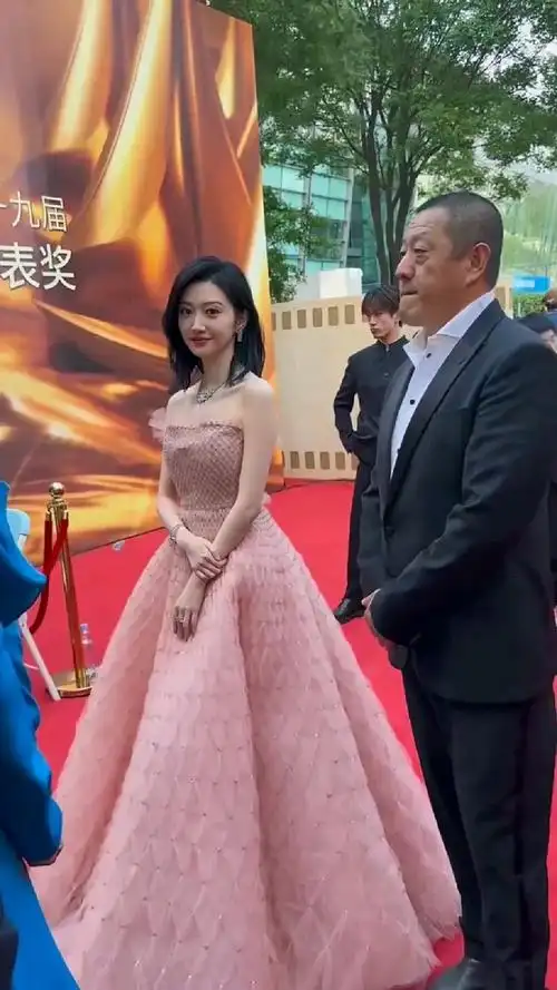 景甜红毯粉色裙子真的好甜啊