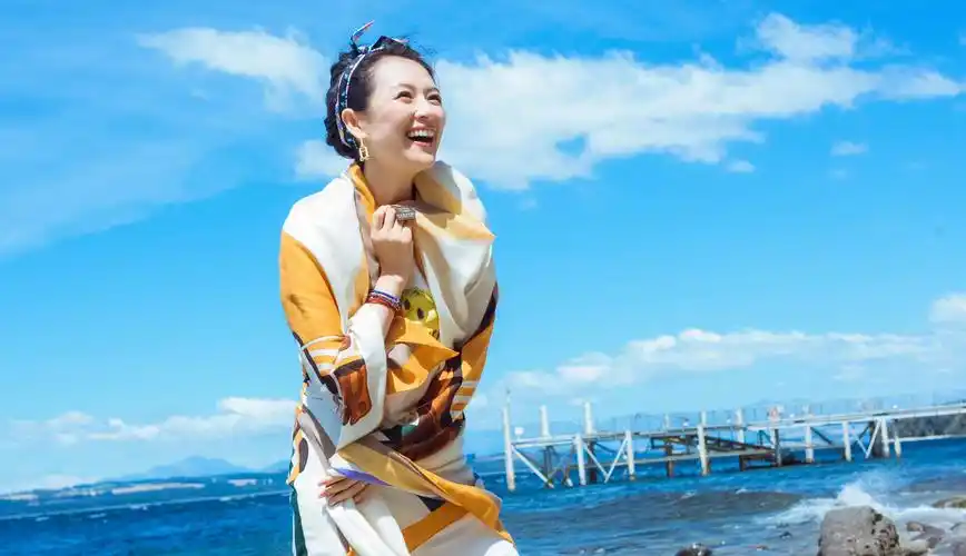 长得美是什么体验?章子怡在国外被帅哥搭讪,助理忙帮她解围