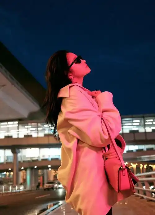 关晓彤出发走戛纳红毯!在机场上露马甲线美到大家,这身材好牛啊