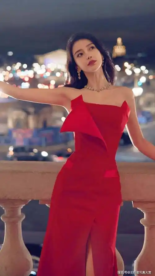 【杨颖性感写真美图】开衩抹胸红裙,如盛开于巴黎夜幕的红玫瑰_身姿