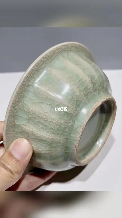 南宋龙泉官窑折沿双鱼洗