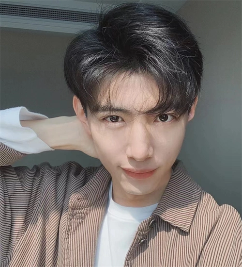 对于长脸或宽额头男生也适用的刘海发型,打理技巧也很简单,清新时髦.