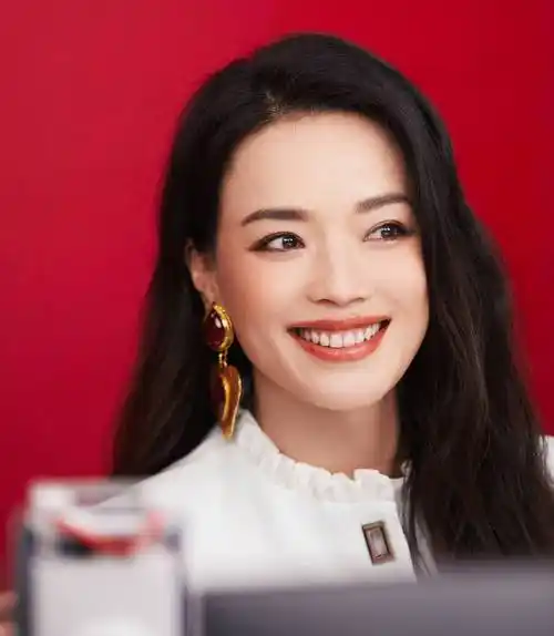 值得大家认真学习哦~模板一,帅美高级白色系穿搭别的女明星穿全套白色