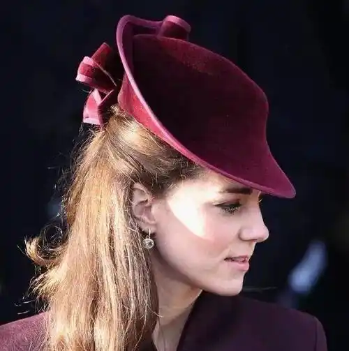 英国王室为啥这么爱戴帽子,聊聊英国的帽子文化_女王_boater_场合