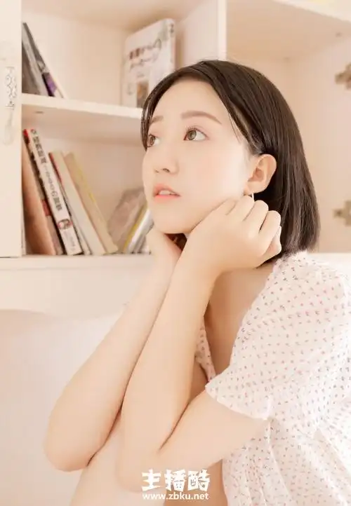 温柔气质少女纯净面容碎花衣搭短裤皮肤白到发光图片