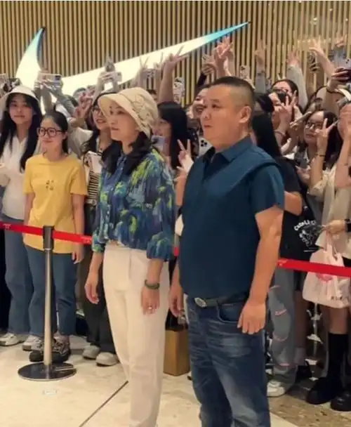 王俊凯爸妈现身苏州一群女粉丝围观拍照阵仗大网友直呼太夸张