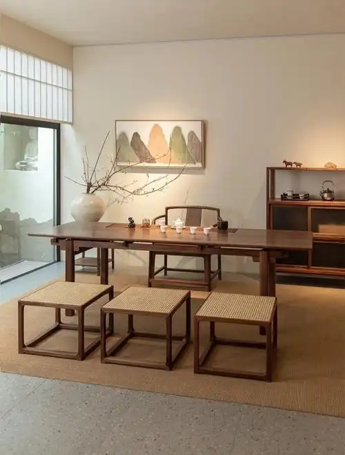 坐在那里望着窗外的花园一品茶香.