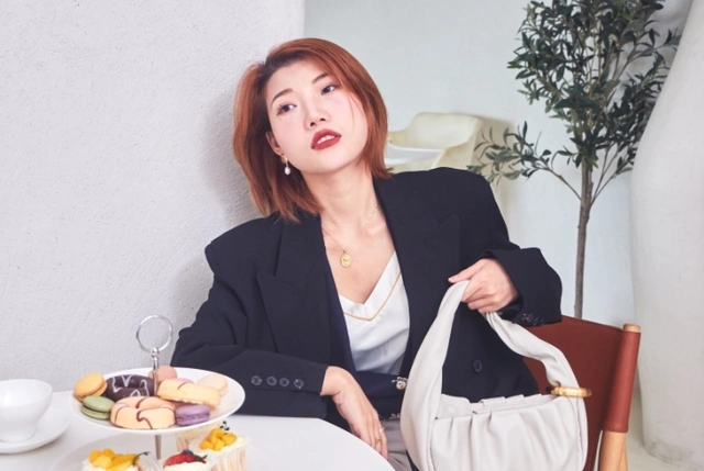 袁弘的妻子张歆艺挺敢穿,剪男人头,穿中性衣,看着男人气有点浓