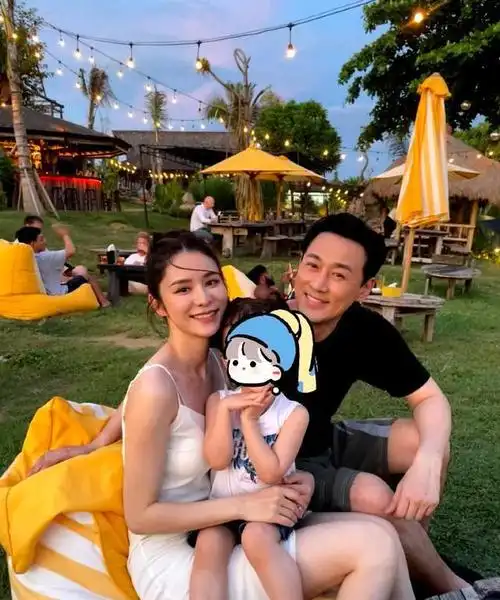 林峯一家三口海岛度假,张馨月穿吊带裙小腹平坦,3岁luna大长腿|林峰