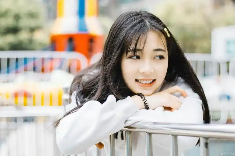 组图:校服女神巧笑嫣兮 微微一笑暖如三月阳光