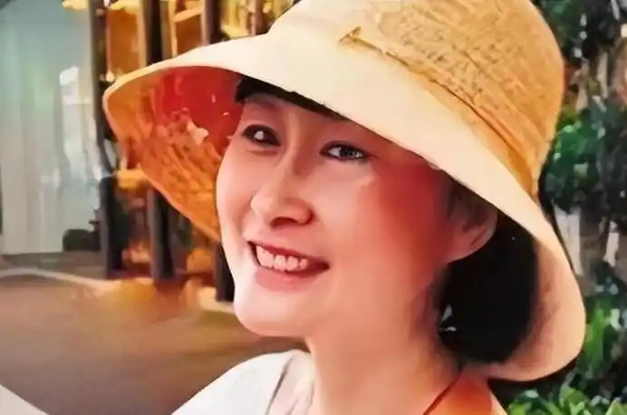 前妻张娣被冯小刚辜负,把位子留给徐帆,这才是聪明女人!