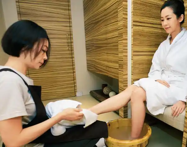 实拍:足疗妹们艰辛的工作和生活,每天要接活5个以上!