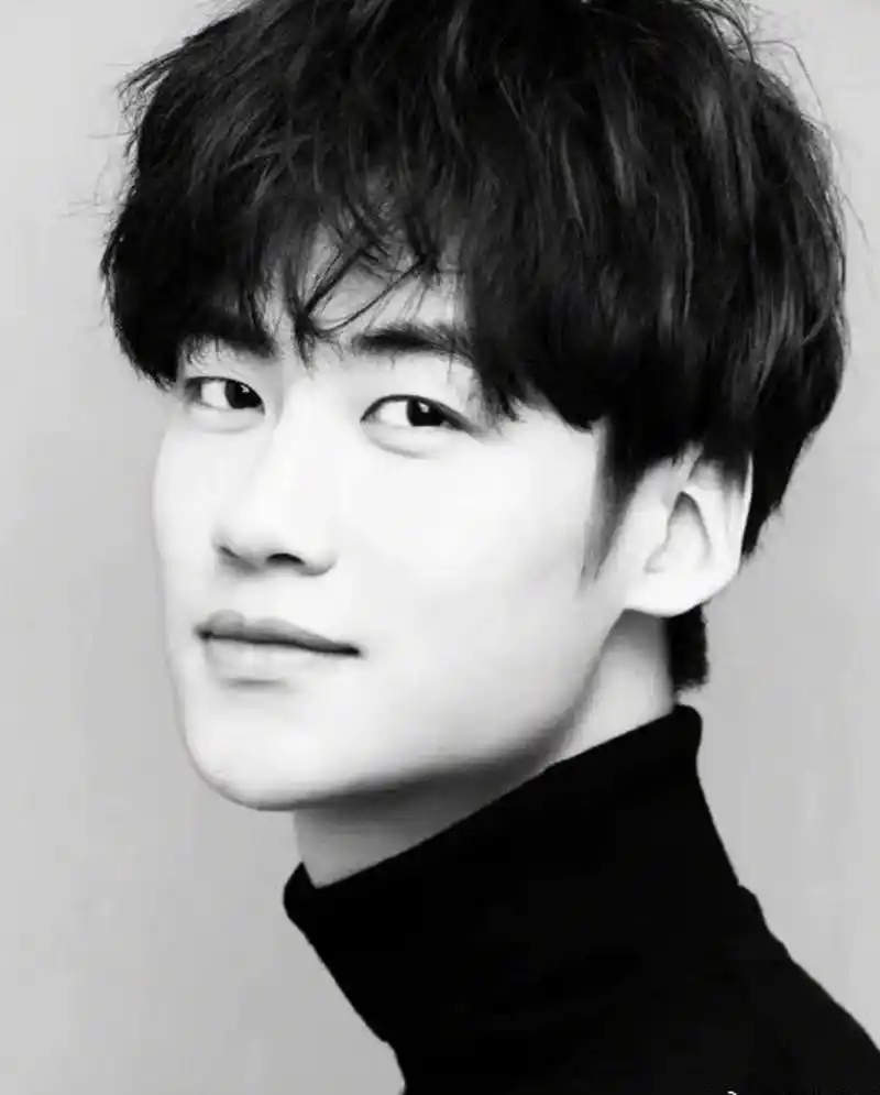 25岁男演员刘峰去世,与关晓彤曾是北影同学.