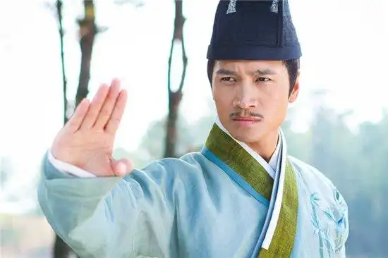 由董洁,杜淳,何晟铭领衔主演的年度古装大戏《倾城雪》日前正在横店热